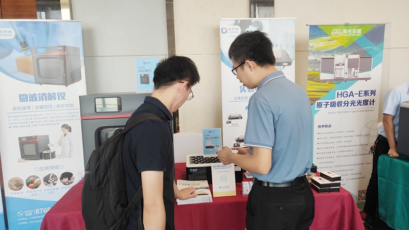 銷售總經(jīng)理為客戶展示商品，耐心答疑解惑