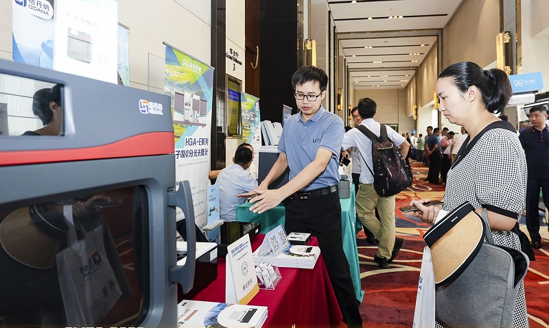 銷售總經(jīng)理為客戶展示商品，耐心答疑解惑